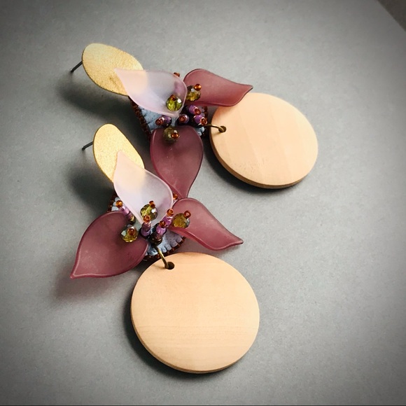 Floral earrings with wood pendant - Picture 8 of 14